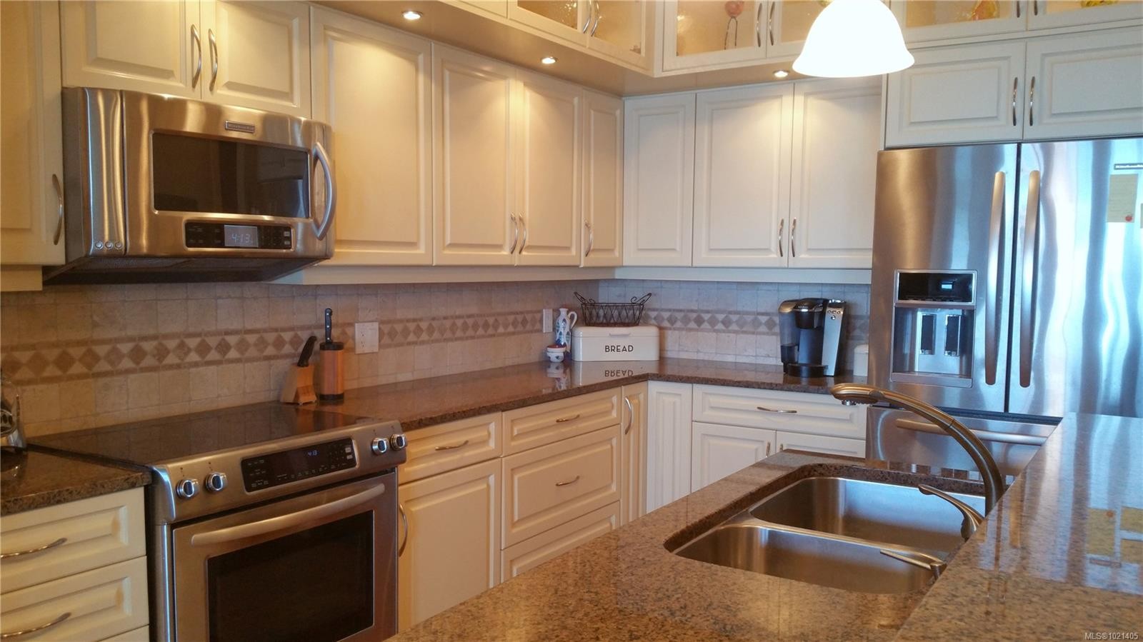 102-9115 Lochside Dr, North Saanich, BC - Indoor Photo Showing Kitchen With Stainless Steel Kitchen With Double Sink