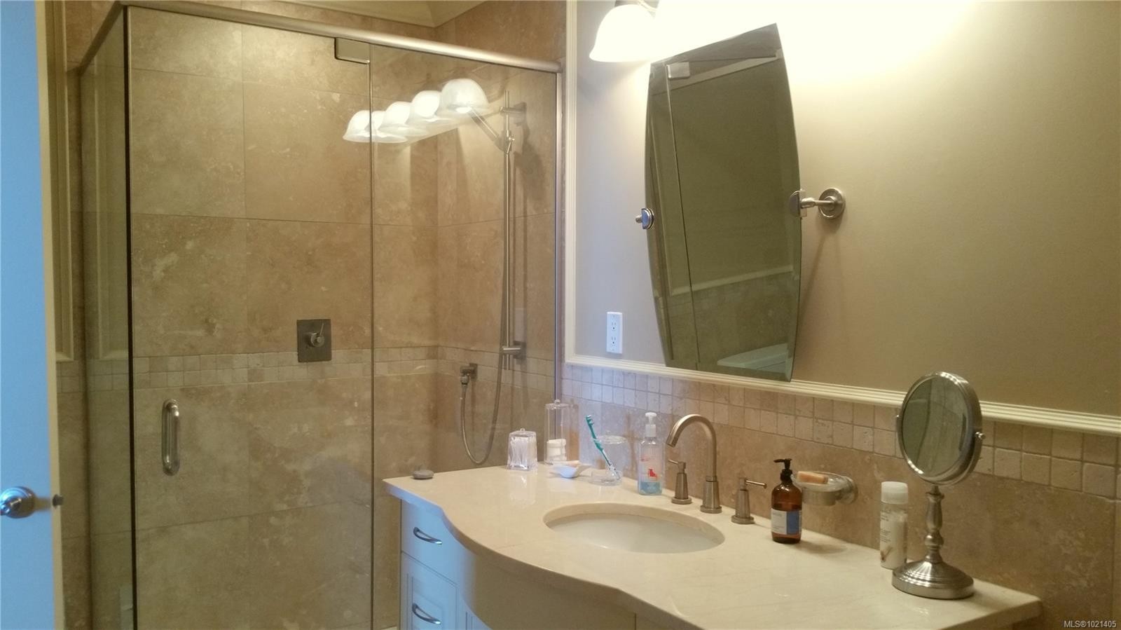 102-9115 Lochside Dr, North Saanich, BC - Indoor Photo Showing Bathroom