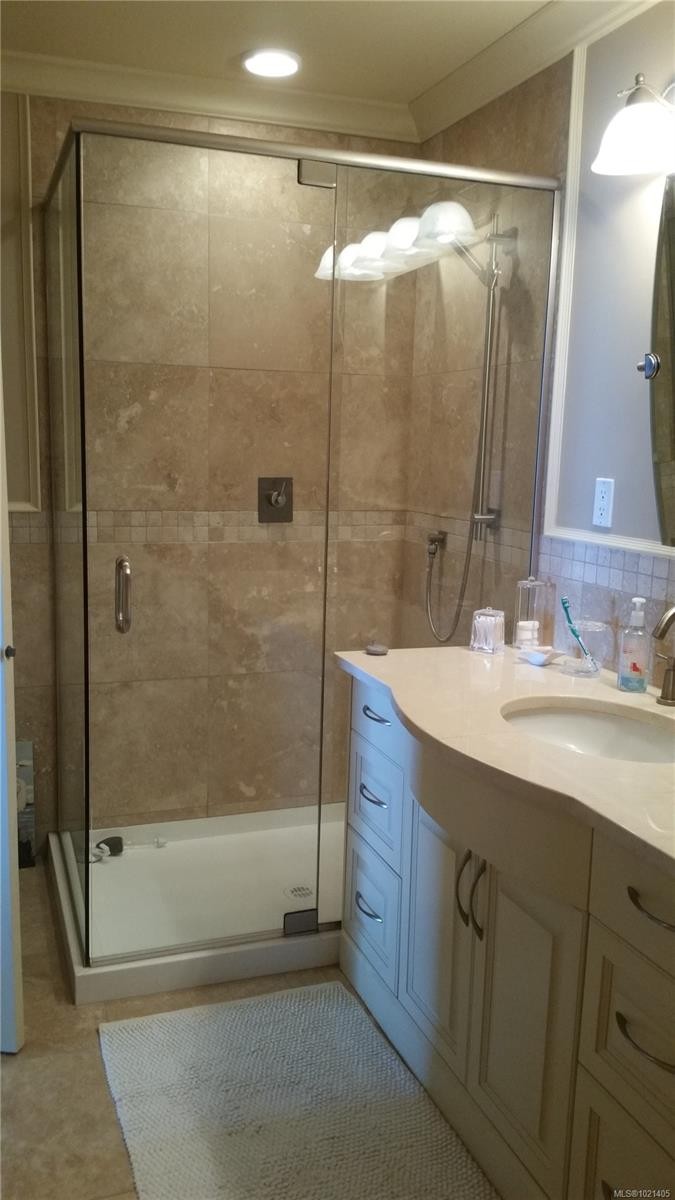 102-9115 Lochside Dr, North Saanich, BC - Indoor Photo Showing Bathroom