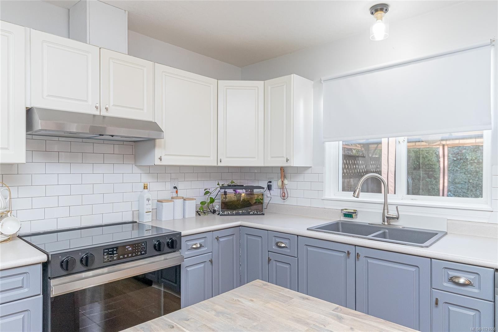 3324 Renita Ridge Rd, Duncan, BC - Indoor Photo Showing Kitchen With Double Sink With Upgraded Kitchen