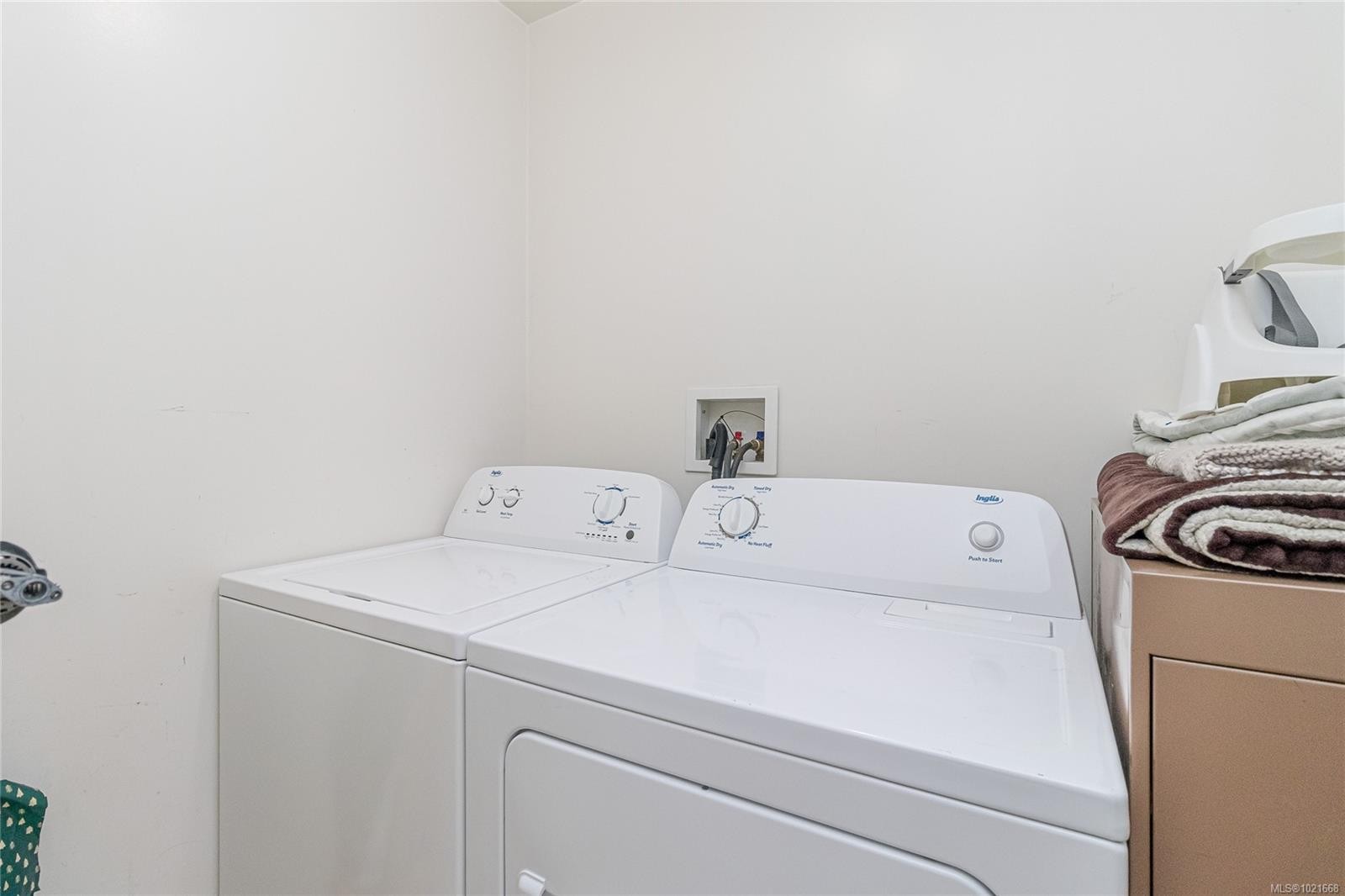 3324 Renita Ridge Rd, Duncan, BC - Indoor Photo Showing Laundry Room