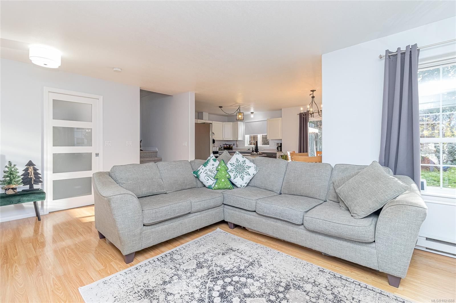 3324 Renita Ridge Rd, Duncan, BC - Indoor Photo Showing Living Room