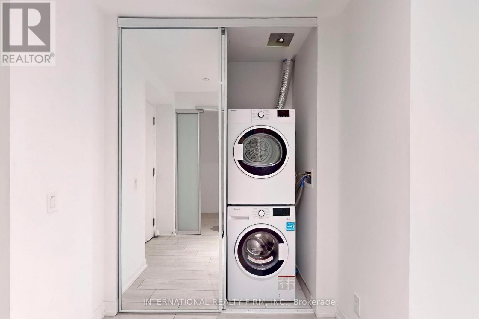 4008 - 950 Portage Parkway, Vaughan, ON - Indoor Photo Showing Laundry Room