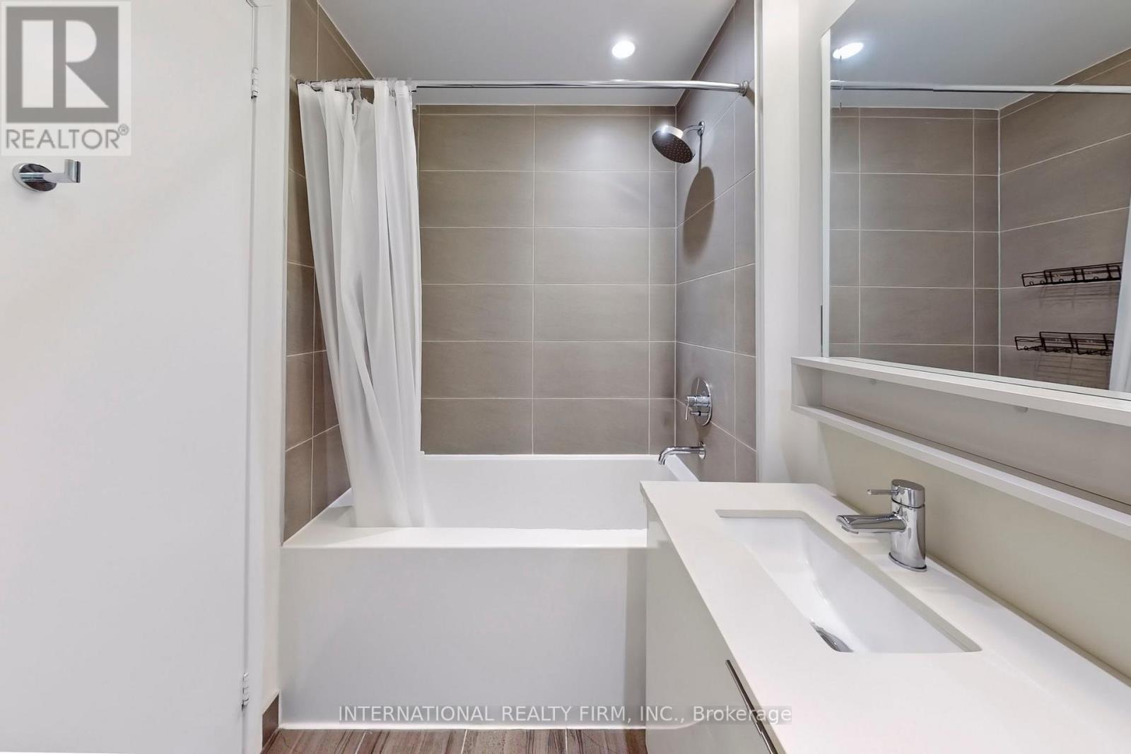 4008 - 950 Portage Parkway, Vaughan, ON - Indoor Photo Showing Bathroom