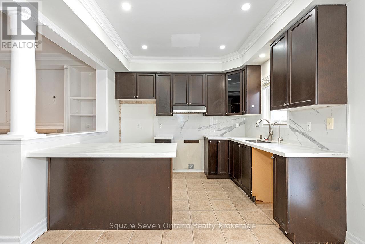 391 Vellore Park Avenue, Vaughan, ON - Indoor Photo Showing Kitchen