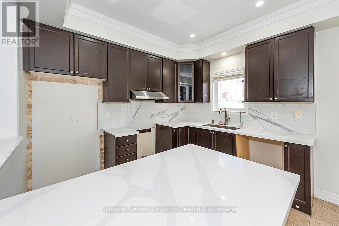 391 Vellore Park Avenue, Vaughan, ON - Indoor Photo Showing Kitchen