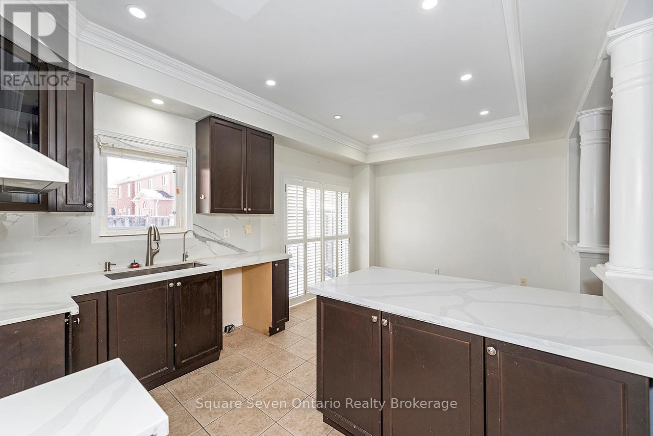 391 Vellore Park Avenue, Vaughan, ON - Indoor Photo Showing Kitchen