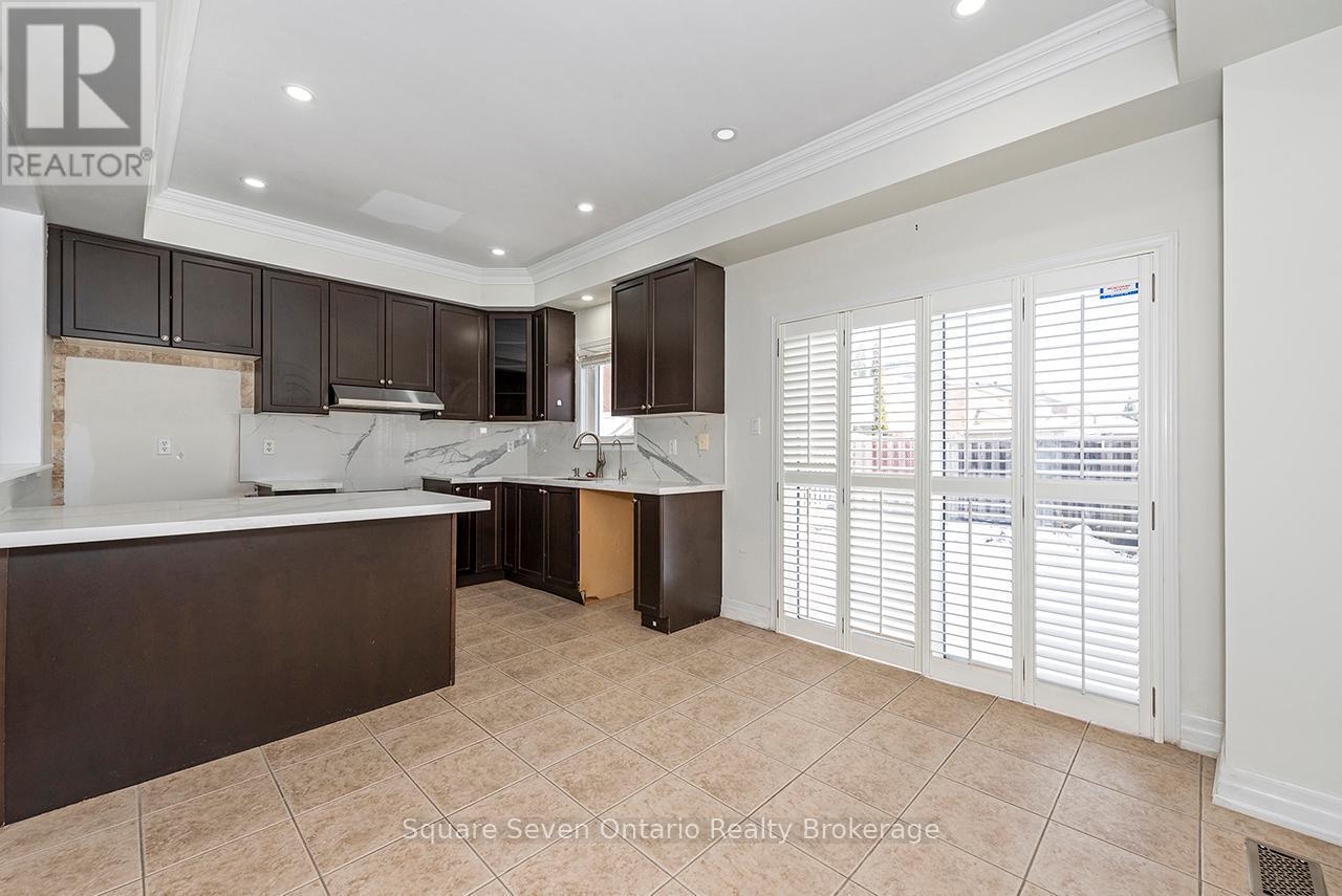 391 Vellore Park Avenue, Vaughan, ON - Indoor Photo Showing Kitchen