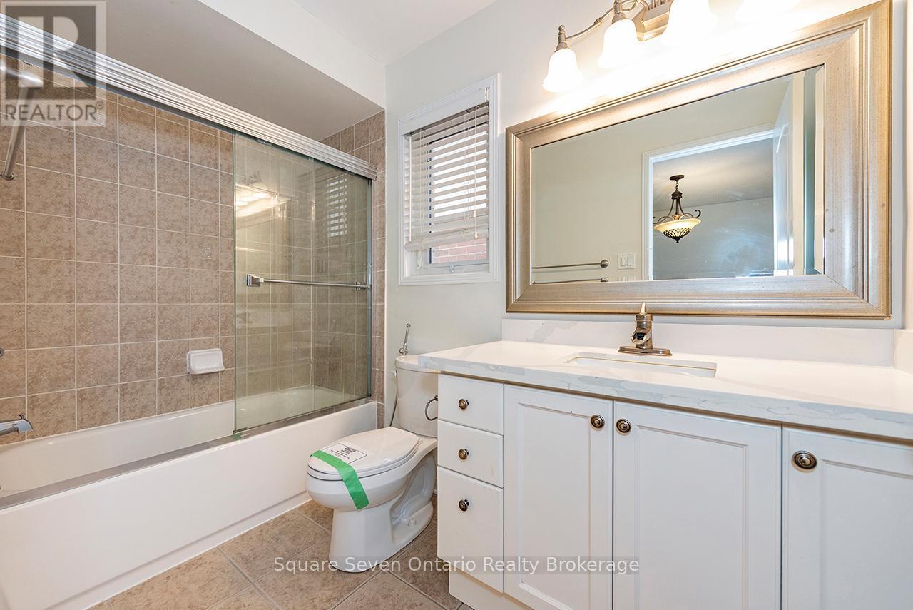 391 Vellore Park Avenue, Vaughan, ON - Indoor Photo Showing Bathroom