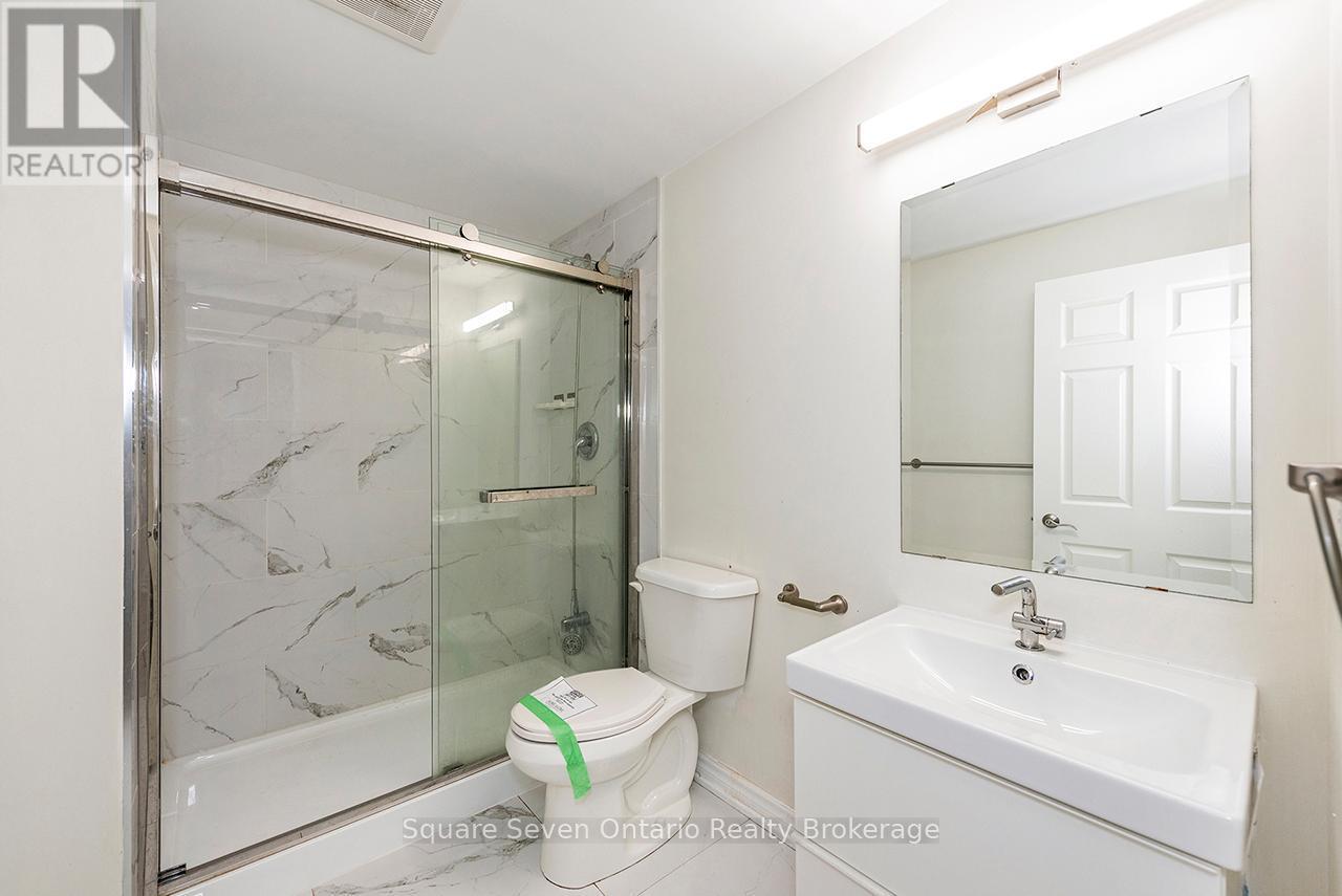 391 Vellore Park Avenue, Vaughan, ON - Indoor Photo Showing Bathroom
