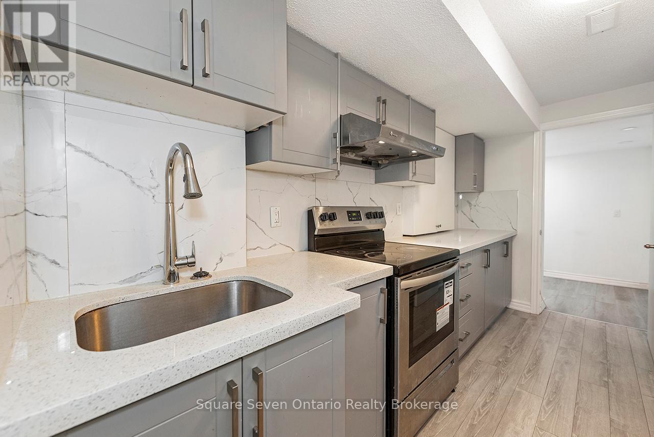 391 Vellore Park Avenue, Vaughan, ON - Indoor Photo Showing Kitchen