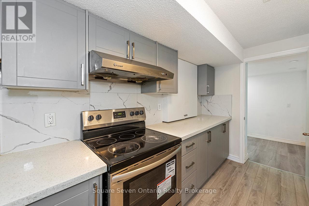 391 Vellore Park Avenue, Vaughan, ON - Indoor Photo Showing Kitchen