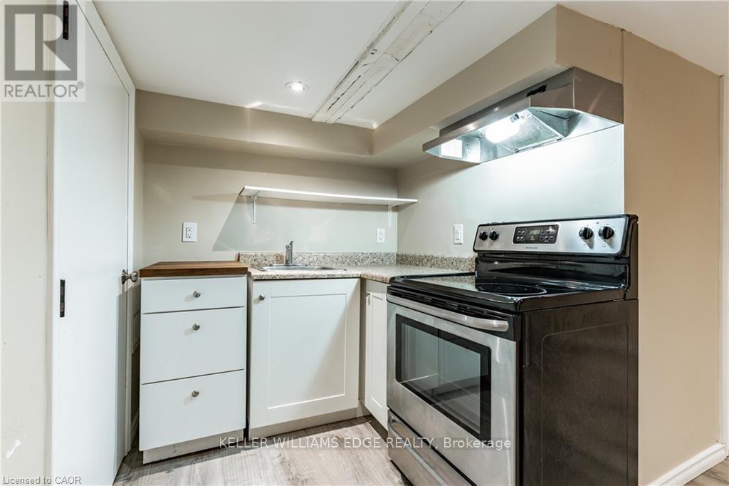 B - 9 Blythe Street, Hamilton, ON - Indoor Photo Showing Kitchen