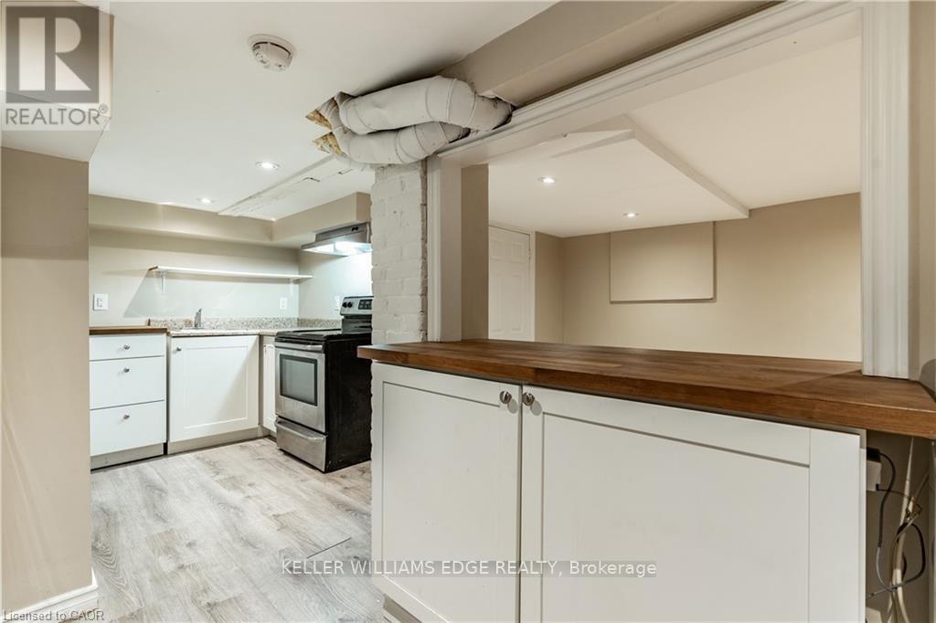 B - 9 Blythe Street, Hamilton, ON - Indoor Photo Showing Kitchen