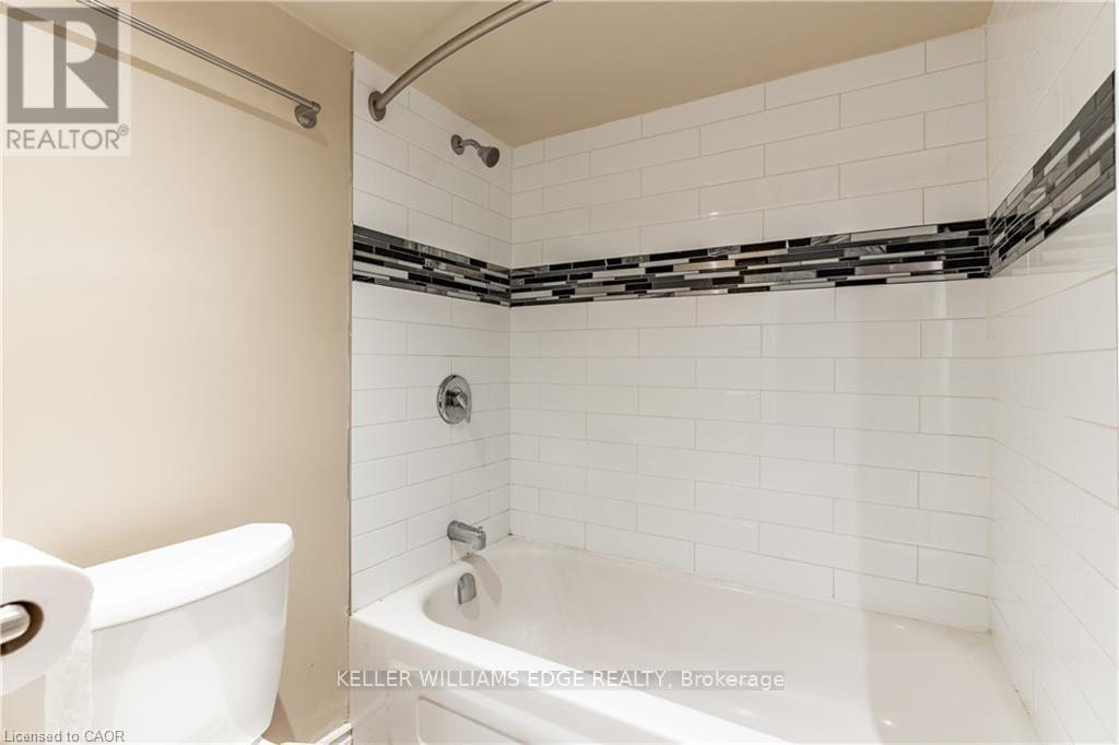 B - 9 Blythe Street, Hamilton, ON - Indoor Photo Showing Bathroom