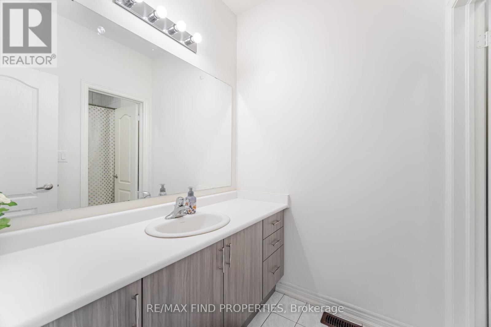 361 Skinner Road, Hamilton, ON - Indoor Photo Showing Bathroom