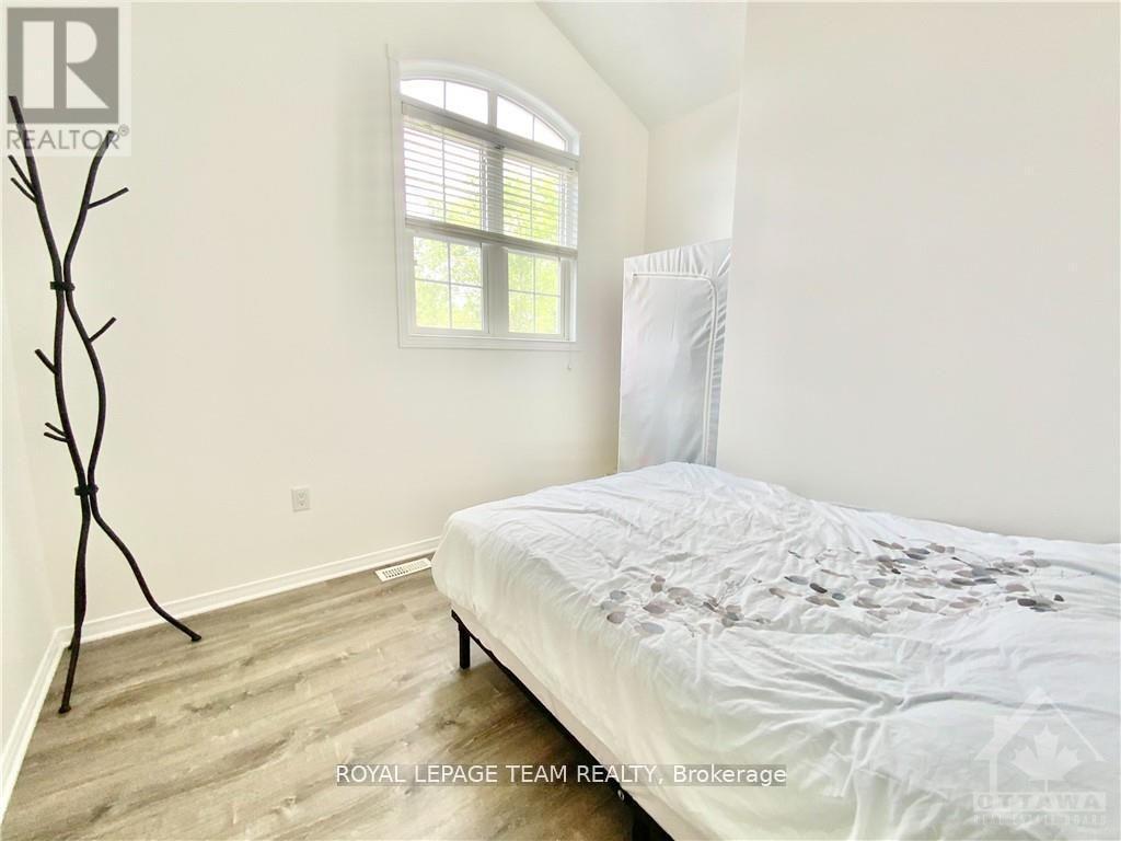 64 Tobermory Crescent, Ottawa, ON - Indoor Photo Showing Bedroom