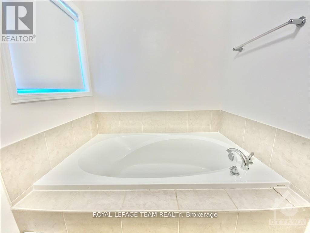 64 Tobermory Crescent, Ottawa, ON - Indoor Photo Showing Bathroom