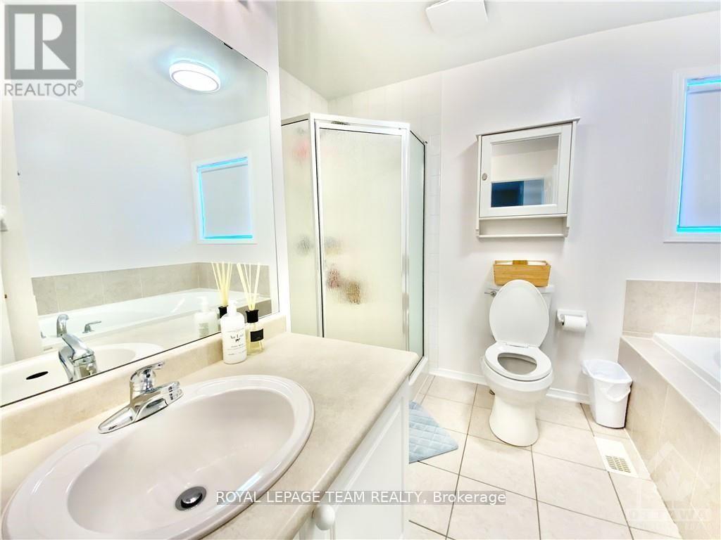 64 Tobermory Crescent, Ottawa, ON - Indoor Photo Showing Bathroom