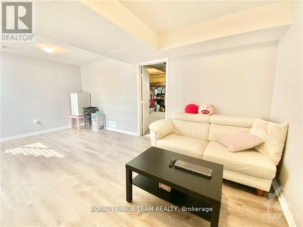 64 Tobermory Crescent, Ottawa, ON - Indoor Photo Showing Living Room