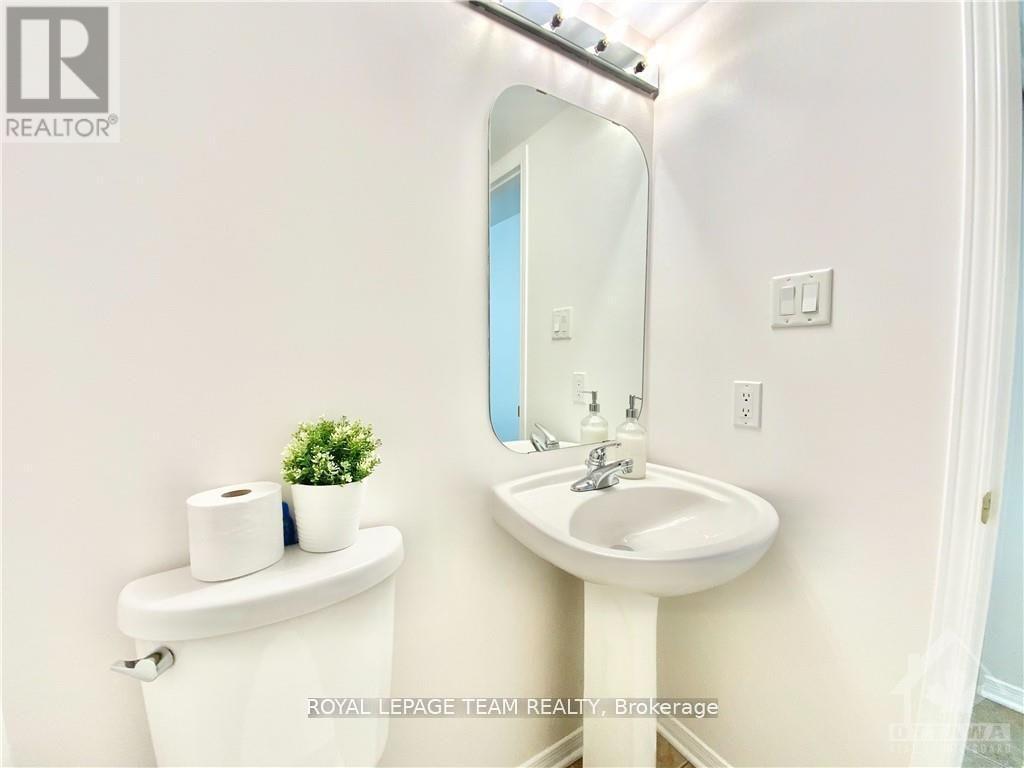 64 Tobermory Crescent, Ottawa, ON - Indoor Photo Showing Bathroom