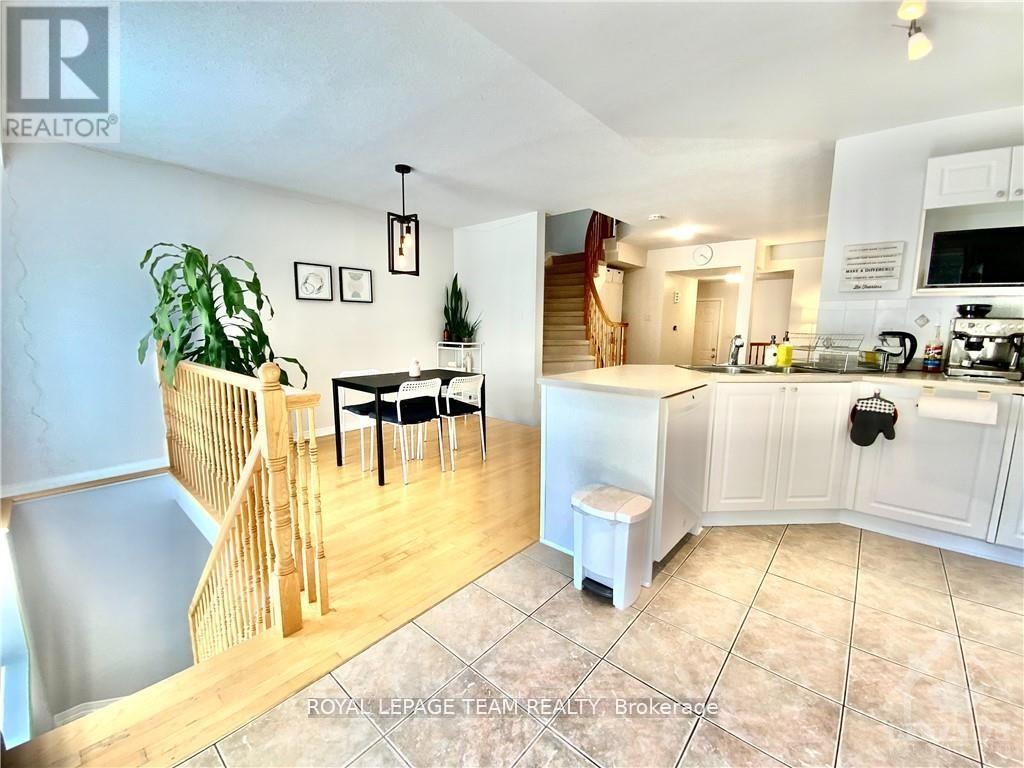 64 Tobermory Crescent, Ottawa, ON - Indoor Photo Showing Kitchen