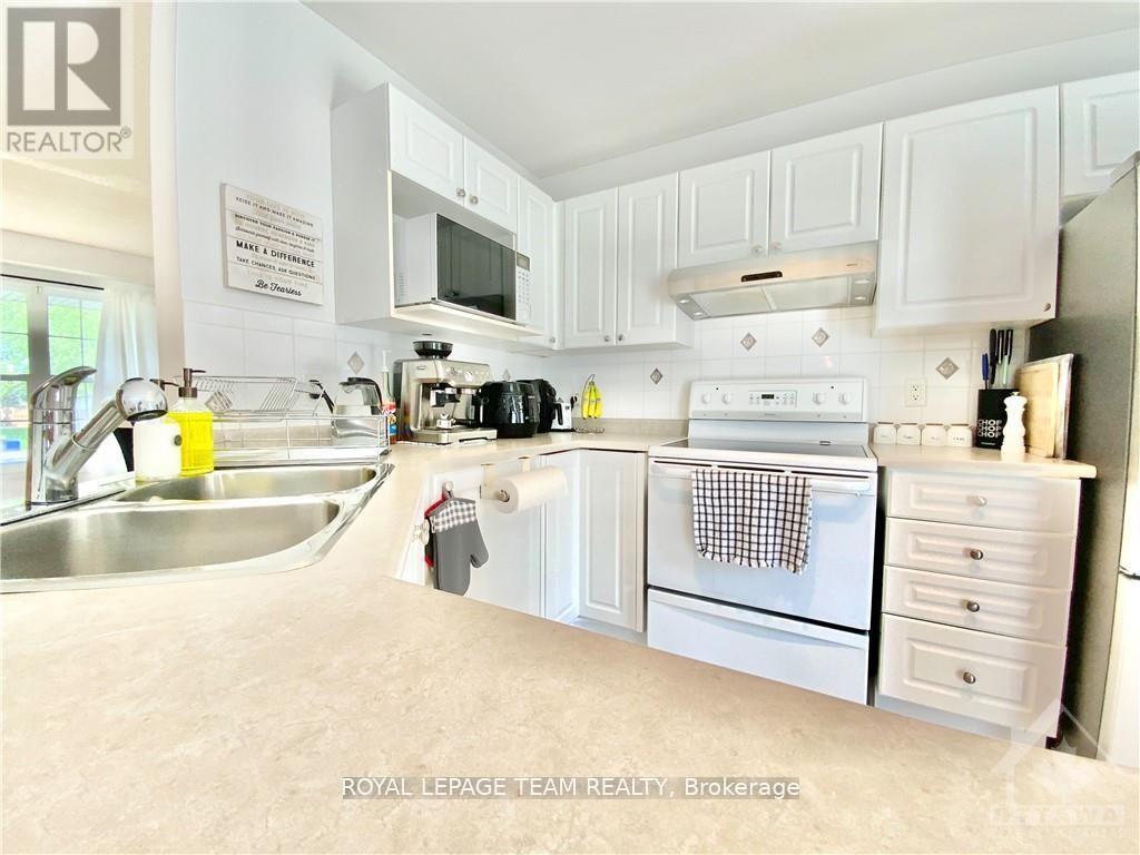 64 Tobermory Crescent, Ottawa, ON - Indoor Photo Showing Kitchen With Double Sink
