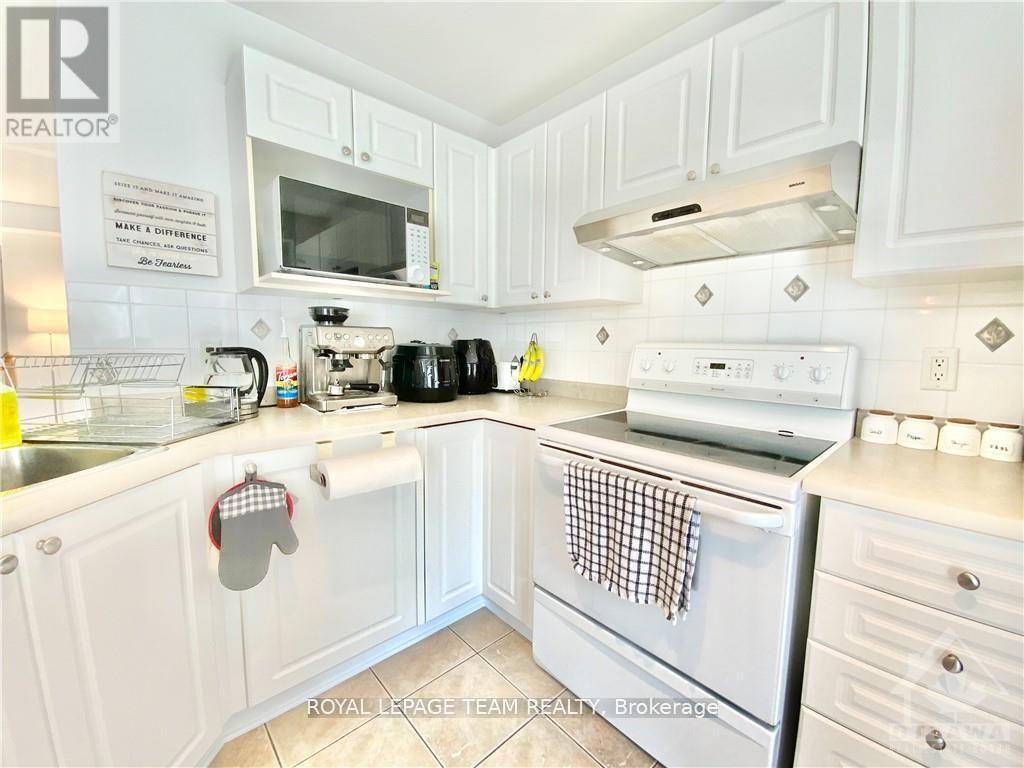 64 Tobermory Crescent, Ottawa, ON - Indoor Photo Showing Kitchen
