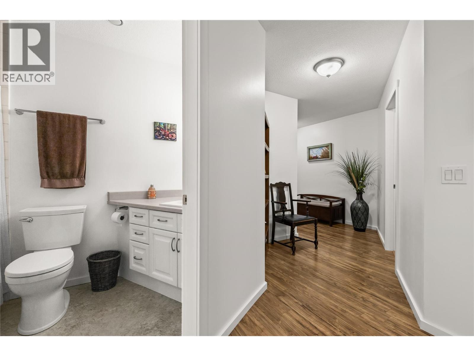 878 Bernard Avenue Unit# 304, Kelowna, BC - Indoor Photo Showing Bathroom