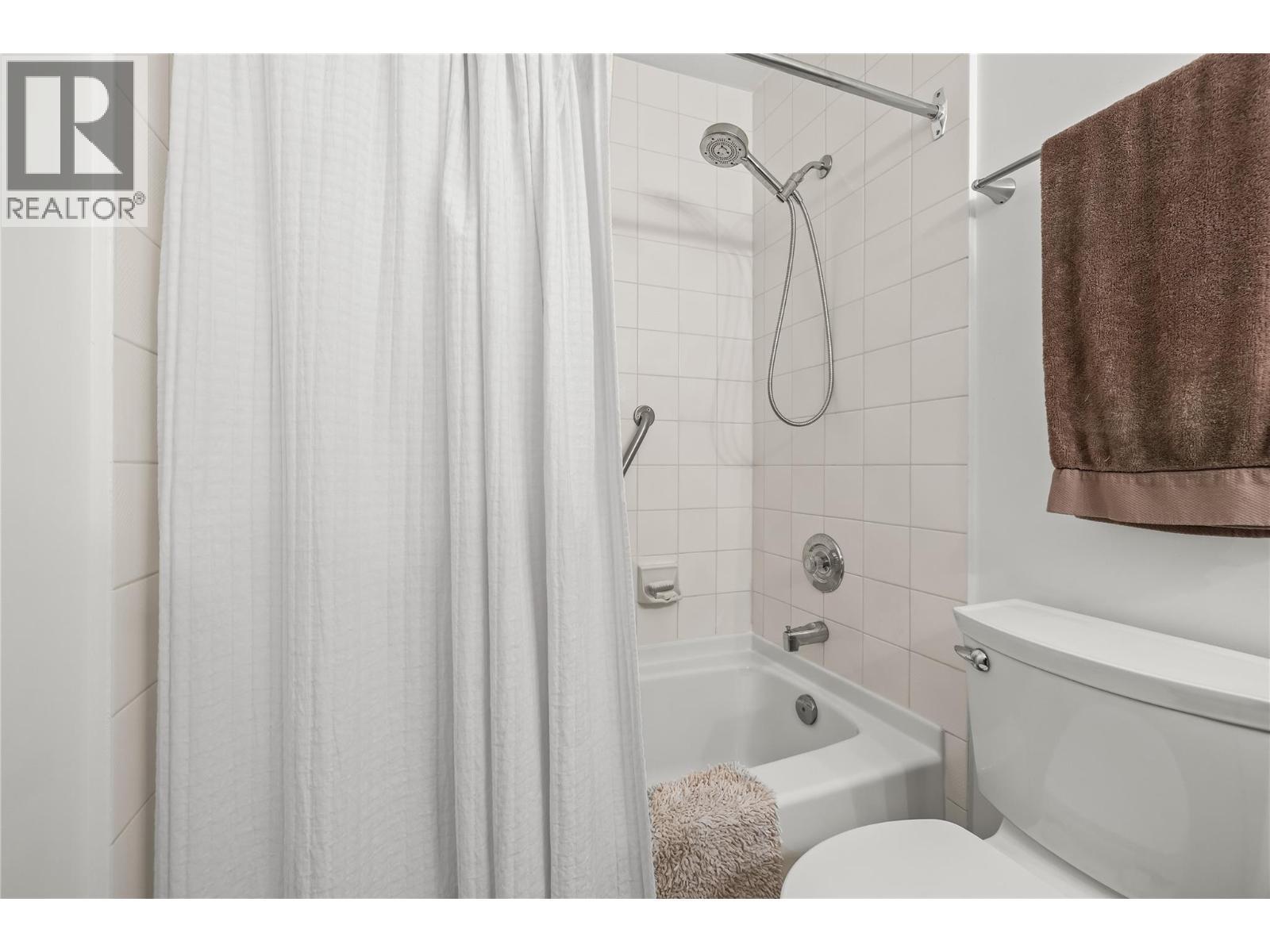 878 Bernard Avenue Unit# 304, Kelowna, BC - Indoor Photo Showing Bathroom
