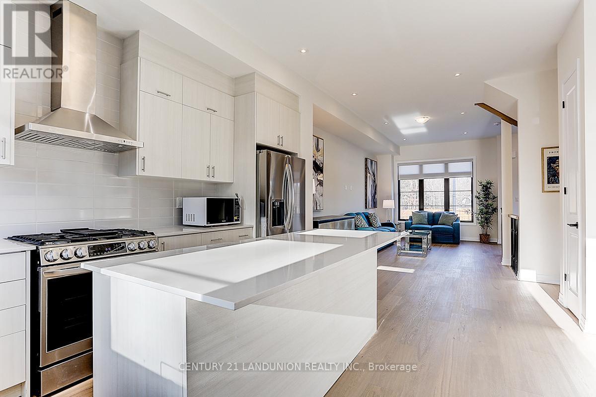6 De La Roche Drive, Vaughan, ON - Indoor Photo Showing Kitchen With Upgraded Kitchen