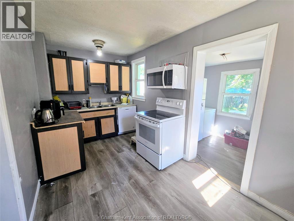 155 Sunnyside Avenue, Chatham, ON - Indoor Photo Showing Kitchen With Double Sink