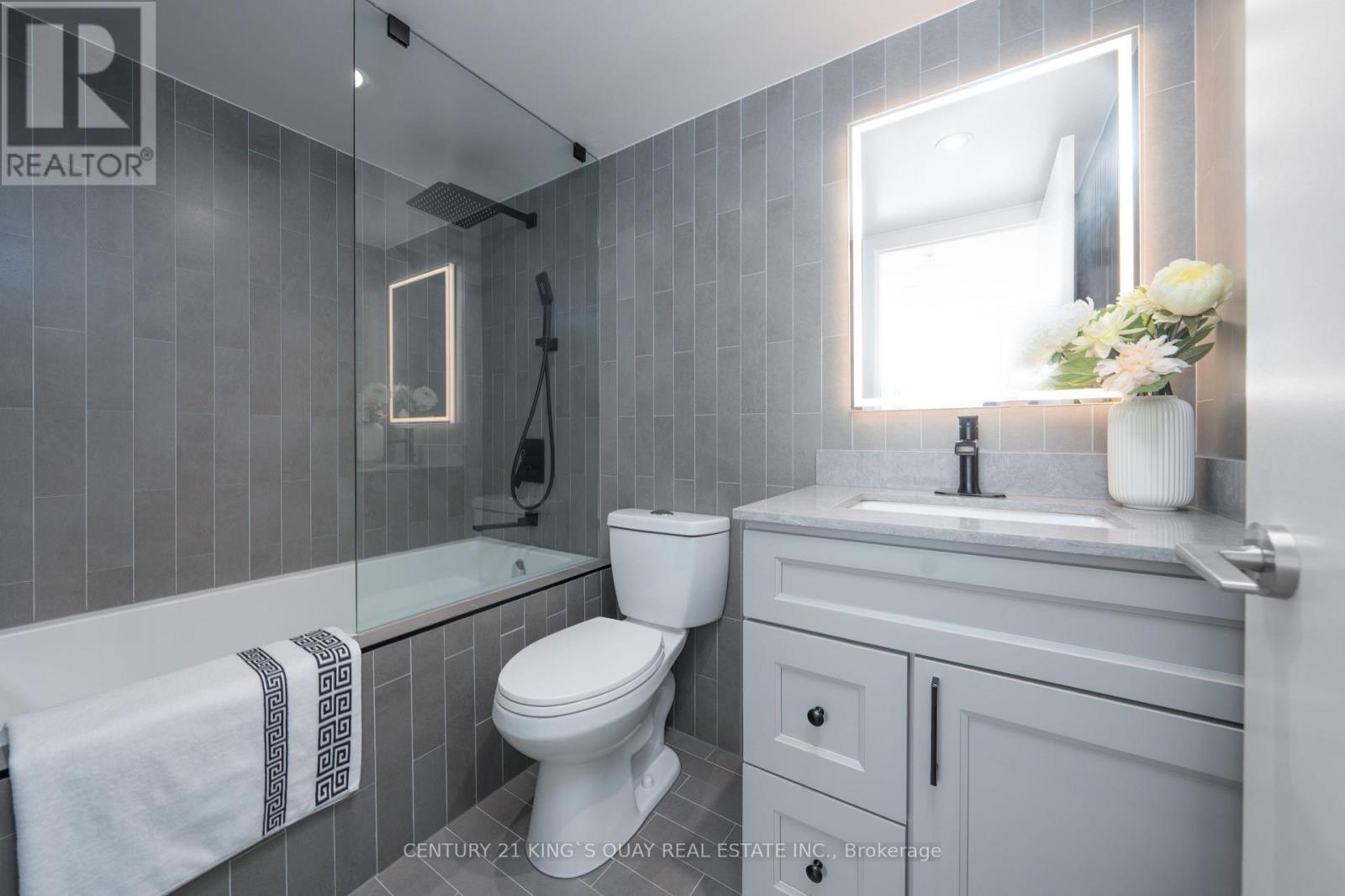 202 - 5740 Yonge Street, Toronto, ON - Indoor Photo Showing Bathroom