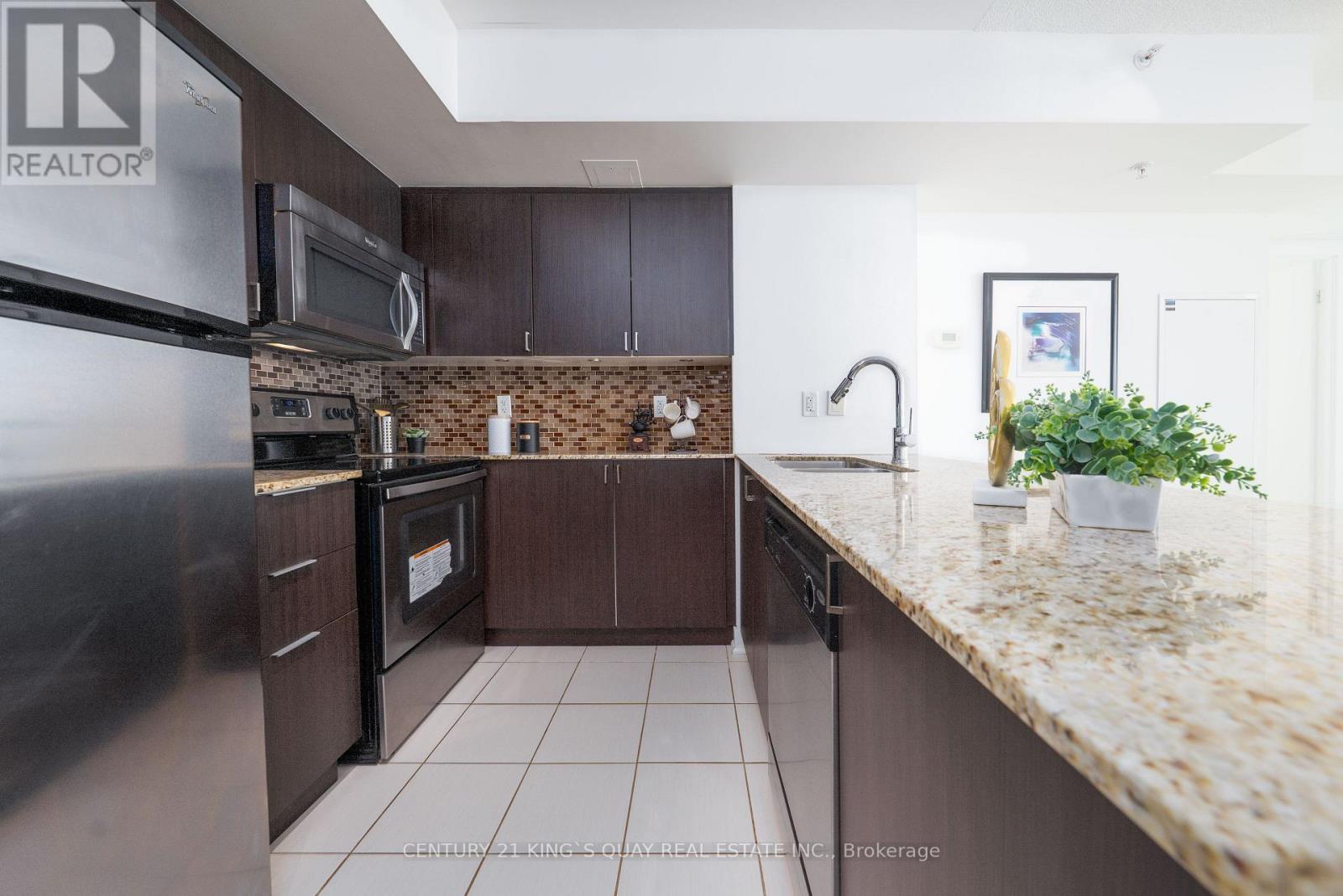 202 - 5740 Yonge Street, Toronto, ON - Indoor Photo Showing Kitchen With Upgraded Kitchen