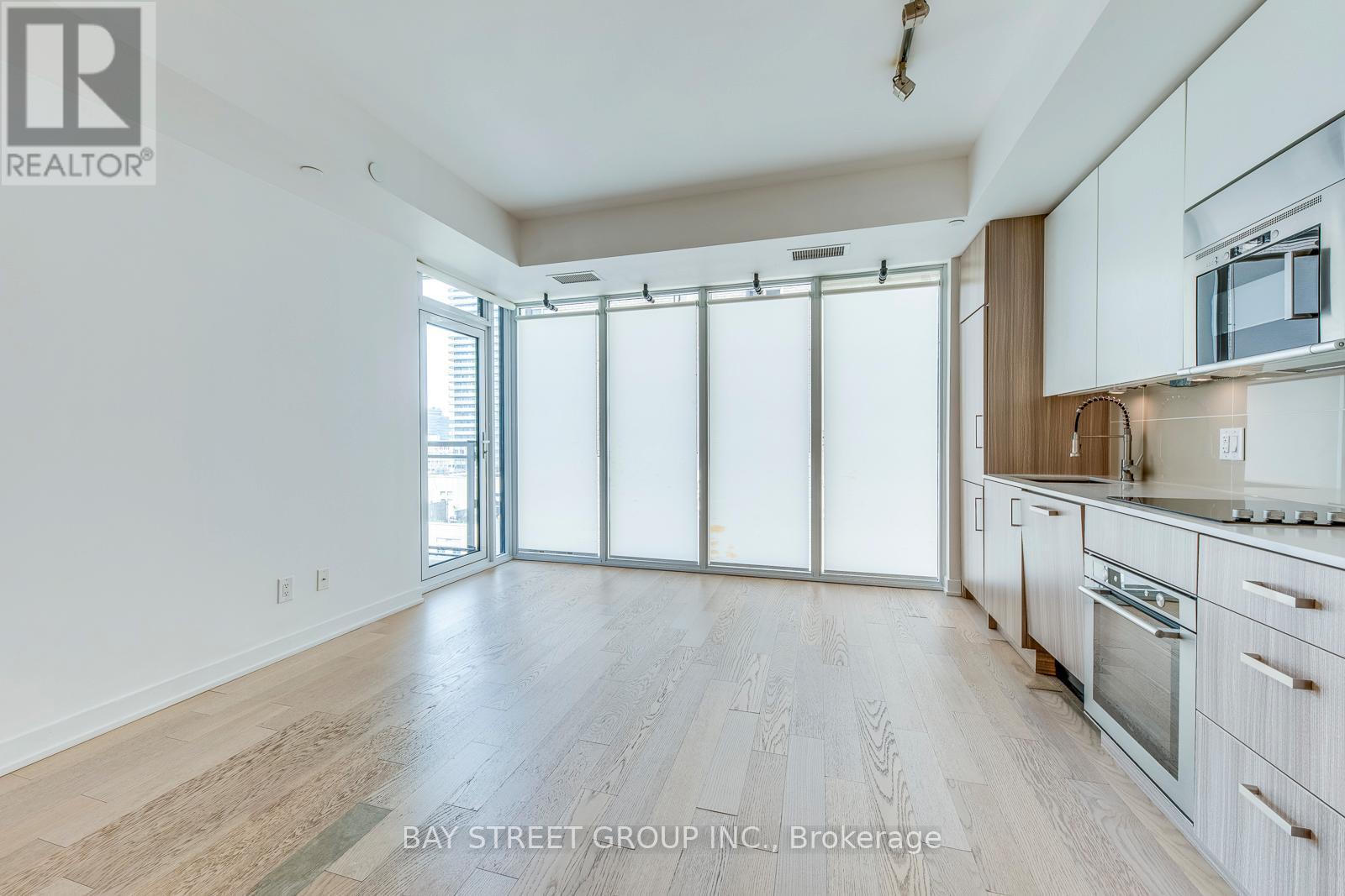 1601 - 17 Dundonald Street, Toronto, ON - Indoor Photo Showing Kitchen
