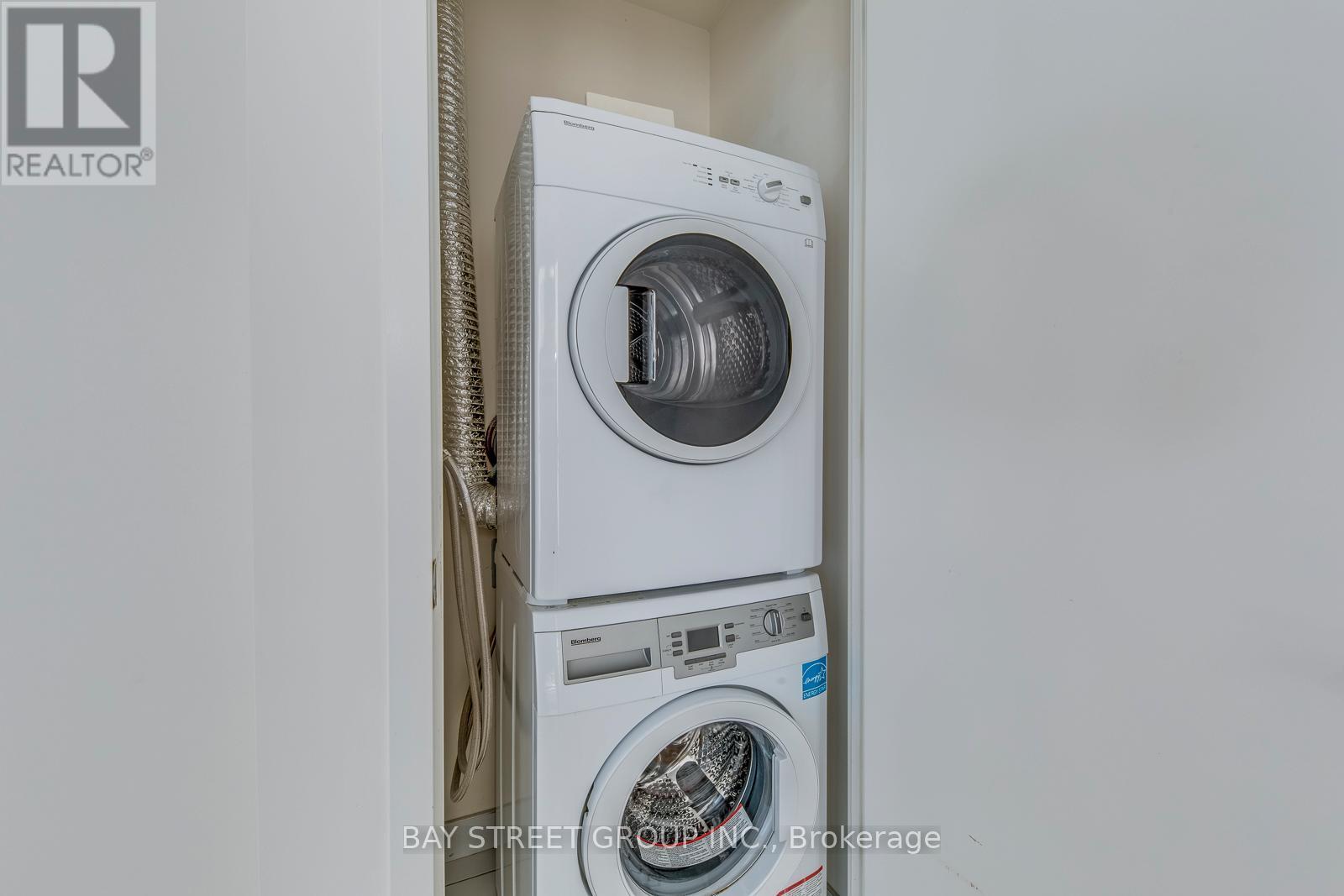 1601 - 17 Dundonald Street, Toronto, ON - Indoor Photo Showing Laundry Room
