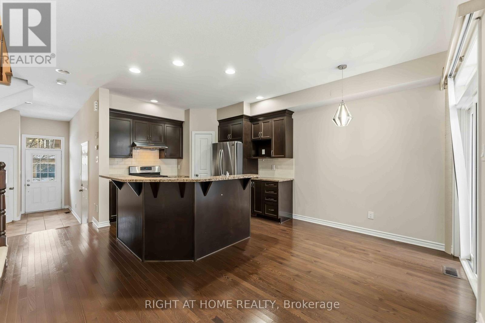 359 Kingbrook Drive, Ottawa, ON - Indoor Photo Showing Kitchen With Stainless Steel Kitchen With Upgraded Kitchen