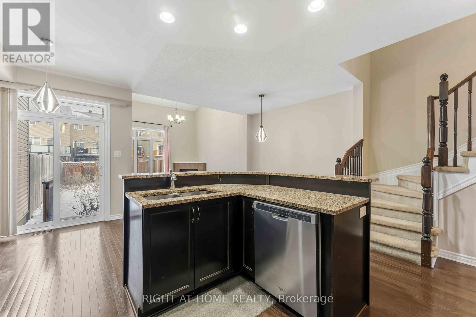 359 Kingbrook Drive, Ottawa, ON - Indoor Photo Showing Kitchen