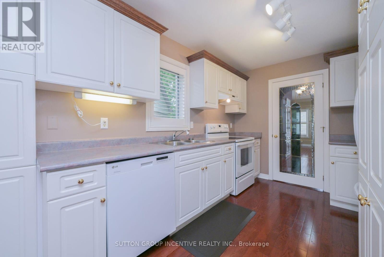 22 - 4 Belair Place, New Tecumseth, ON - Indoor Photo Showing Kitchen