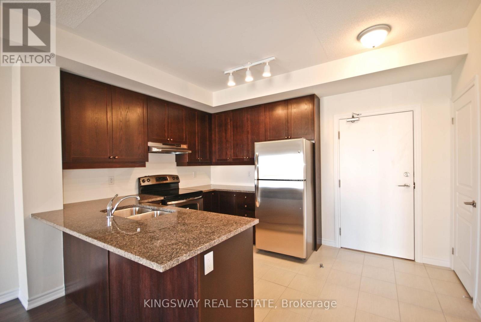 318 - 570 Lolita Gardens, Mississauga, ON - Indoor Photo Showing Kitchen With Double Sink