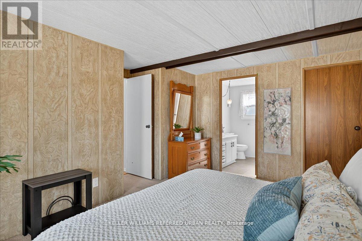 7 Sunset Drive, Innisfil, ON - Indoor Photo Showing Bedroom