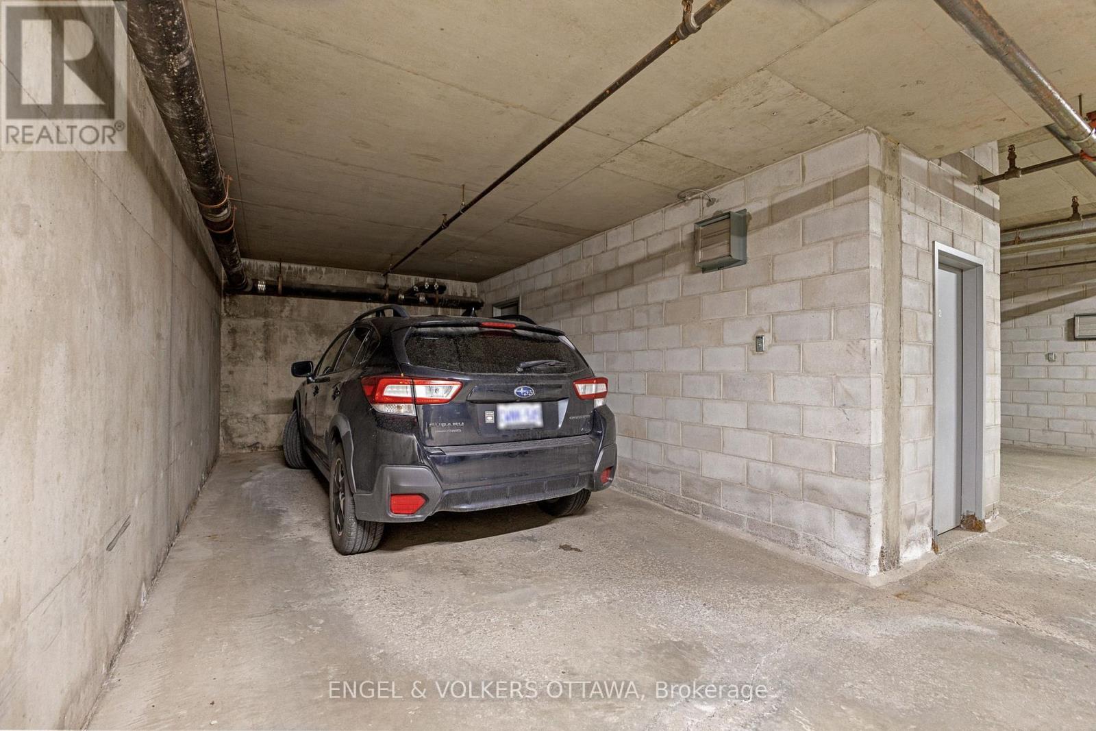 101 - 800 Mckellar Avenue, Ottawa, ON - Indoor Photo Showing Garage