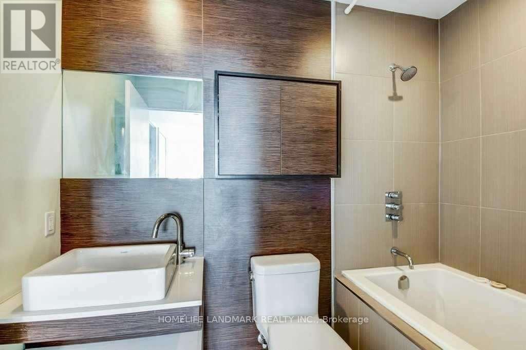 2207 - 75 St Nicholas Street, Toronto, ON - Indoor Photo Showing Bathroom