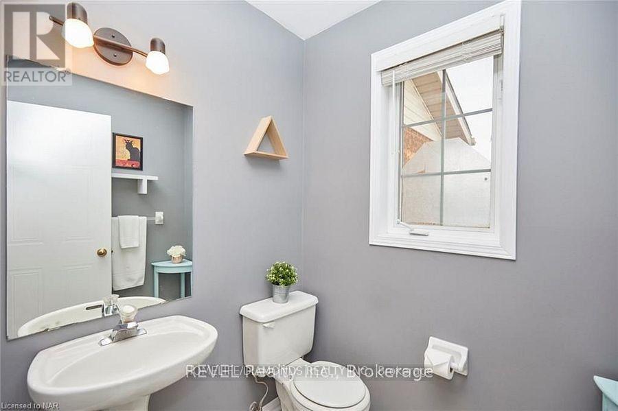 32 Woodland Drive, Welland, ON - Indoor Photo Showing Bathroom