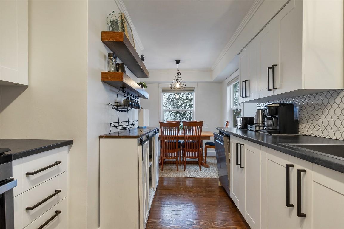1505 32 Avenue, Vernon, BC - Indoor Photo Showing Kitchen