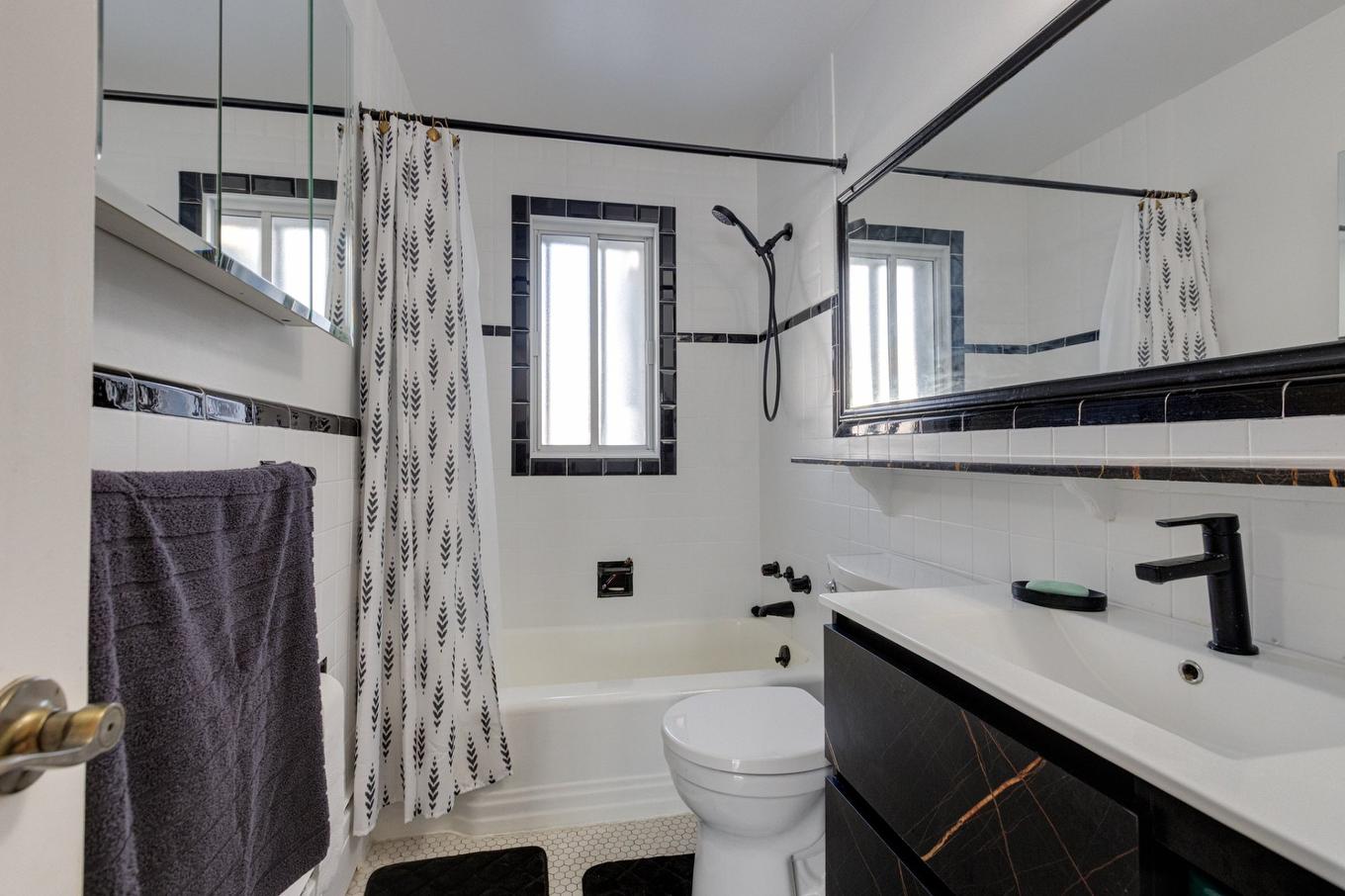 Salle de bains - 3925 - 3927 4E Rue, Laval (Chomedey), QC - Indoor Photo Showing Bathroom