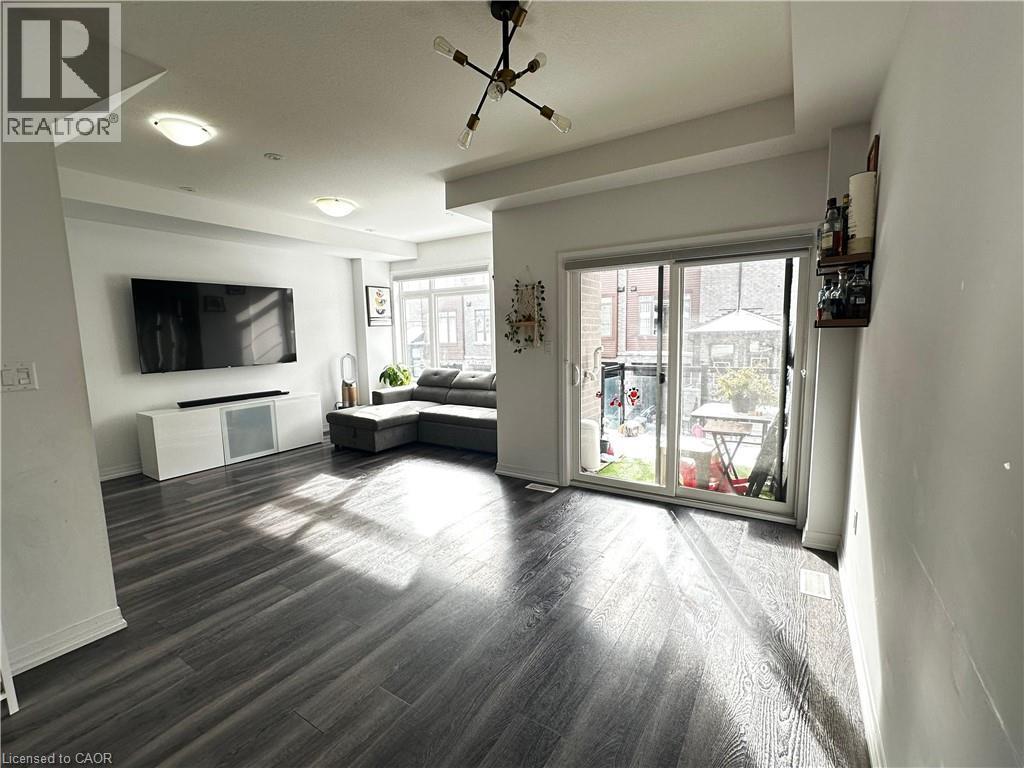 575 Woodward Avenue Unit# 63, Hamilton, ON - Indoor Photo Showing Living Room