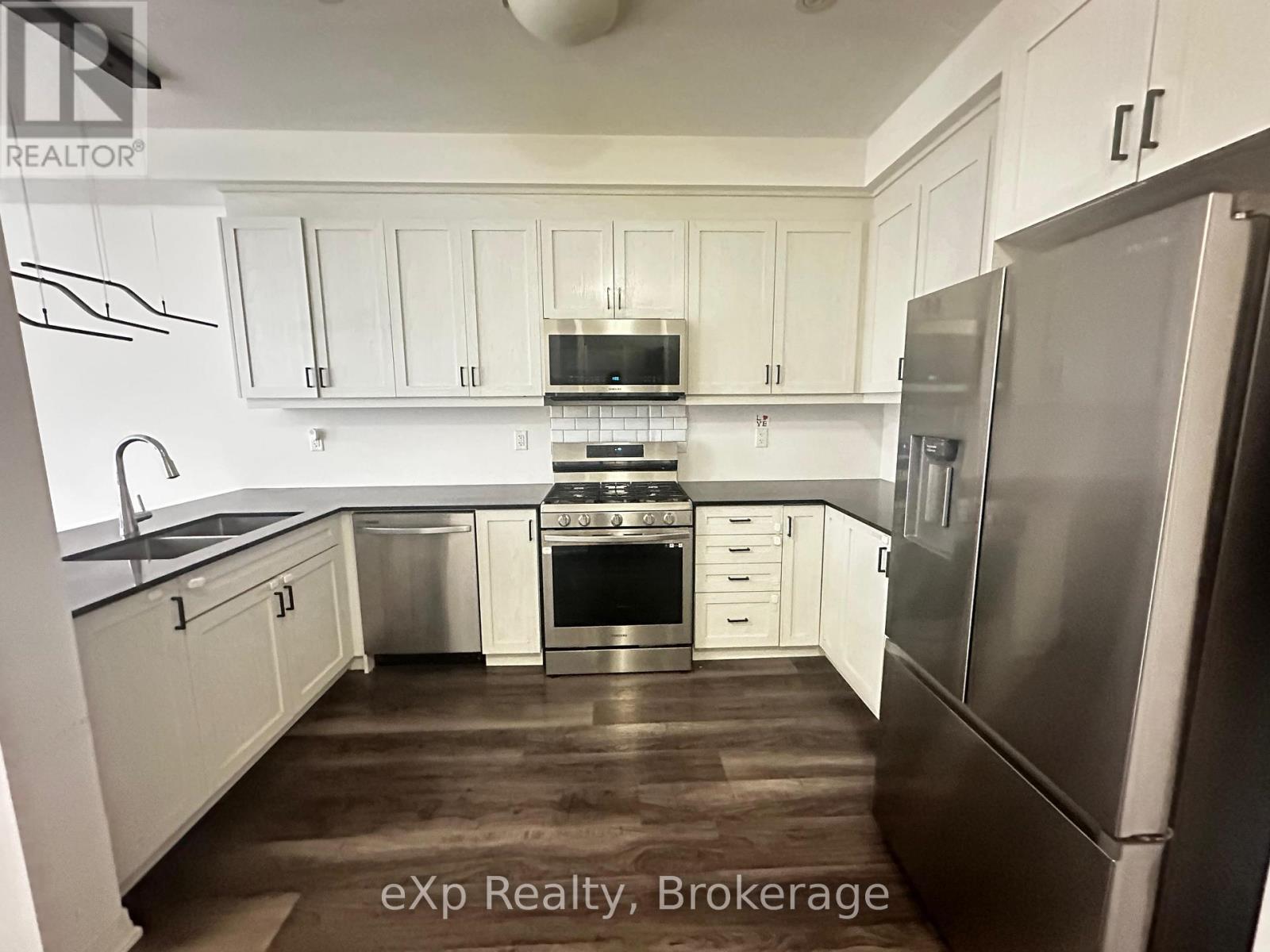 63 - 575 Woodward Avenue, Hamilton (Parkview), ON - Indoor Photo Showing Kitchen With Double Sink