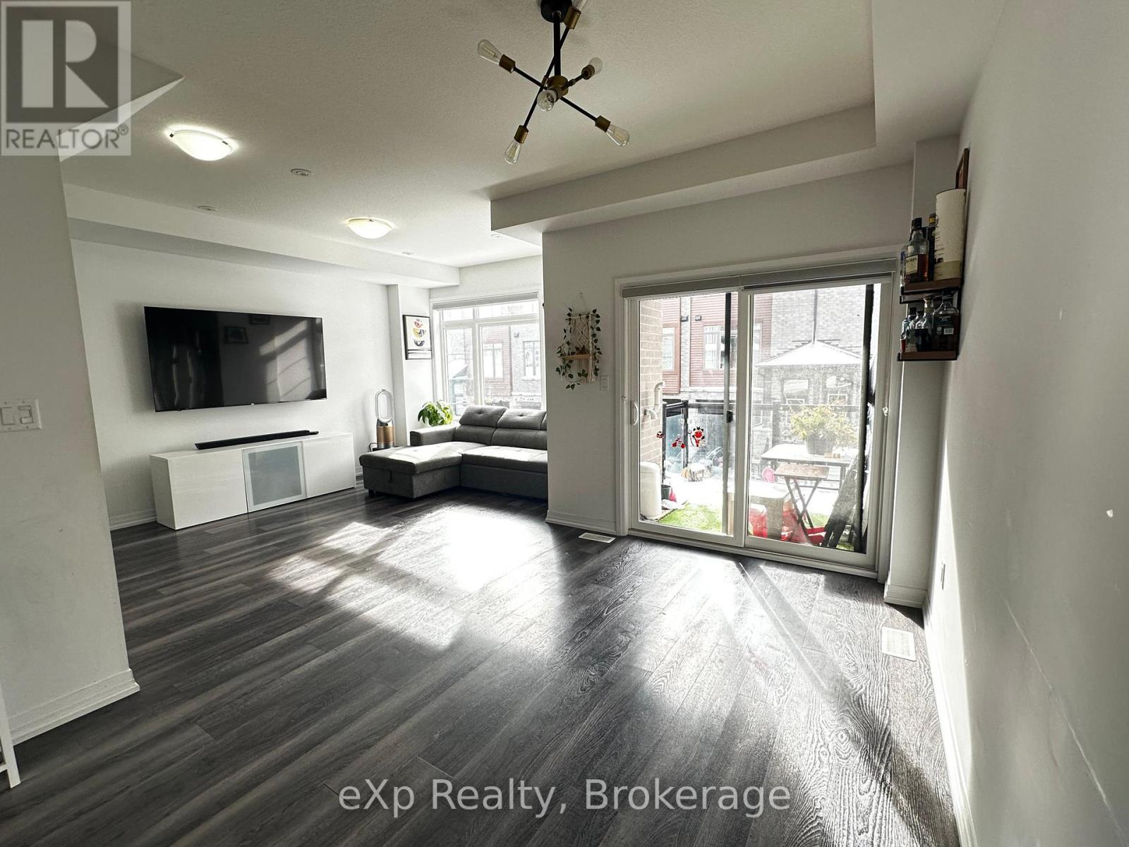 63 - 575 Woodward Avenue, Hamilton (Parkview), ON - Indoor Photo Showing Living Room
