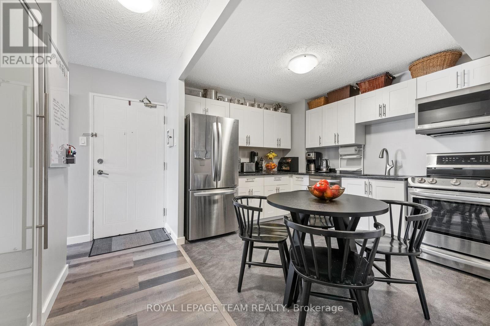 Welcome Home, step right in! - 901 - 200 Bay Street, Ottawa, ON - Indoor Photo Showing Kitchen